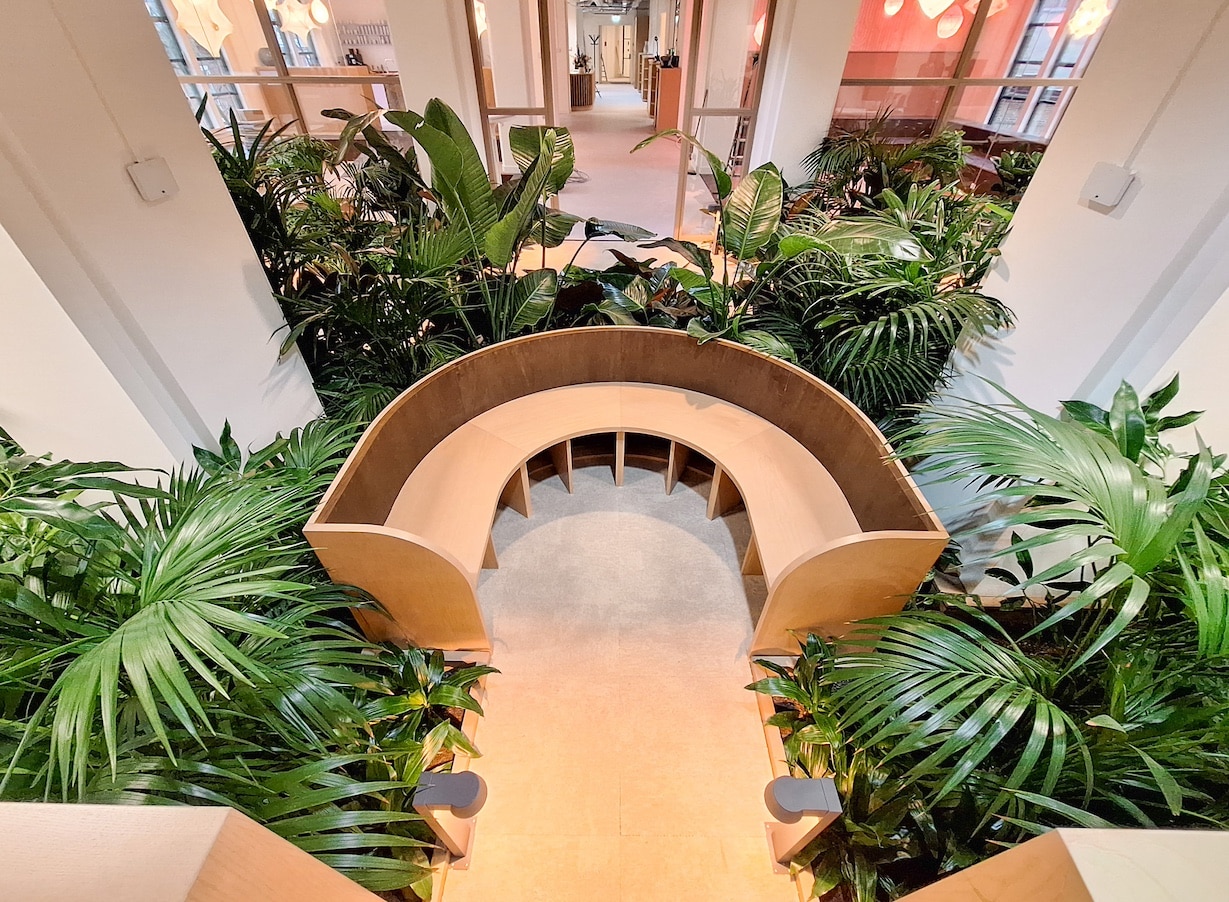 Bank met gemixte beplanting bij Fonds Podiumkunsten