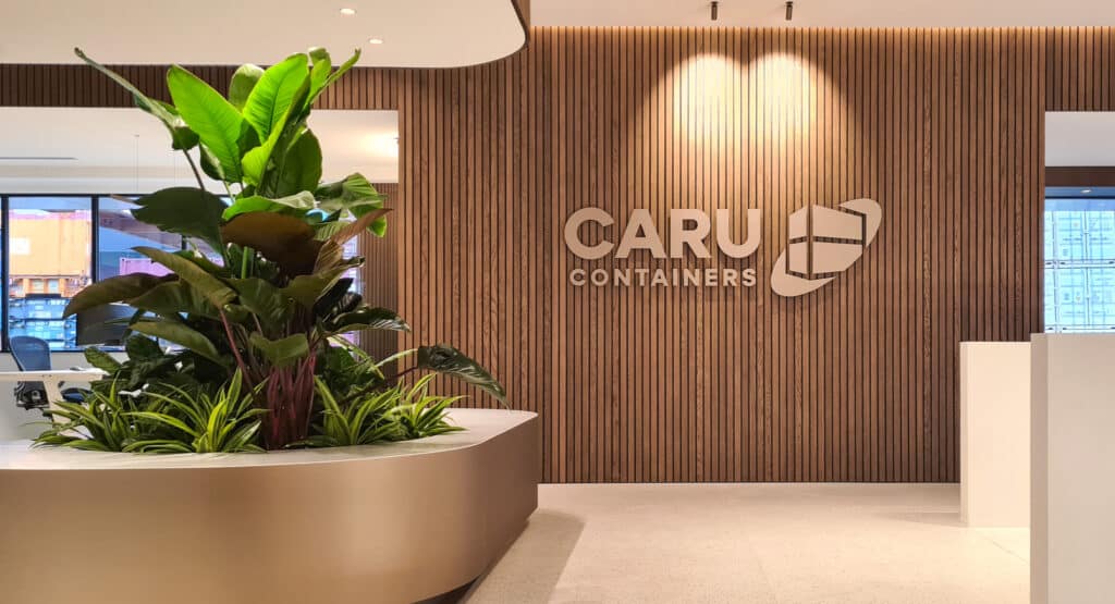 Bij de verbouwing van hun kantoor koos Caru opnieuw voor Hoogendoorn. We verzorgden de beplanting voor verschillende ruimtes, met grote plantenbakken, volle beplanting en maatwerk. Het groen vormt een stevig contrast met het warme hout en de rustige tinten, en is zo een vast onderdeel van het nieuwe interieur geworden.